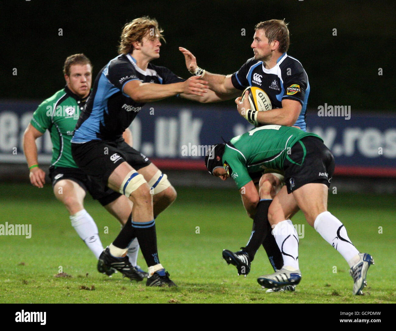 John Barclay (rechts) von Glasgow Warriors wird während des Spiels der Magners League in Firhill, Glasgow, von Teamkollege Richie Gray (zweiter links) unterstützt. Stockfoto