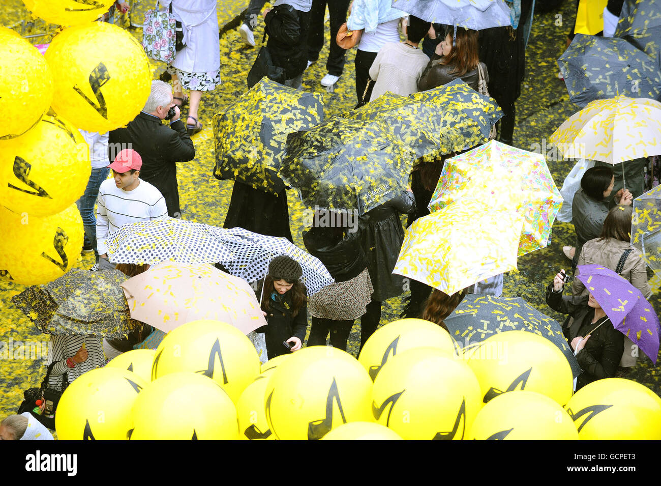 Nach der offiziellen Eröffnung der Selfridges Shoe Gallerie in London laufen Menschen herum. Stockfoto