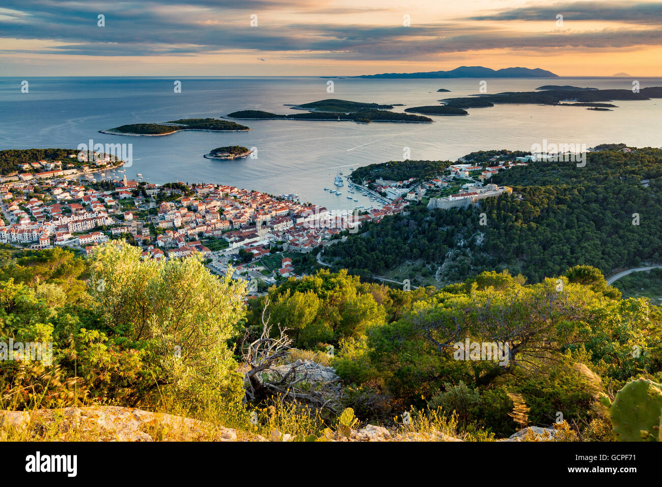 Blick auf Hvar bei Sonnenuntergang. Insel Hvar, Paklinski-Inseln im Hintergrund. Kroatien. Europa. Stockfoto