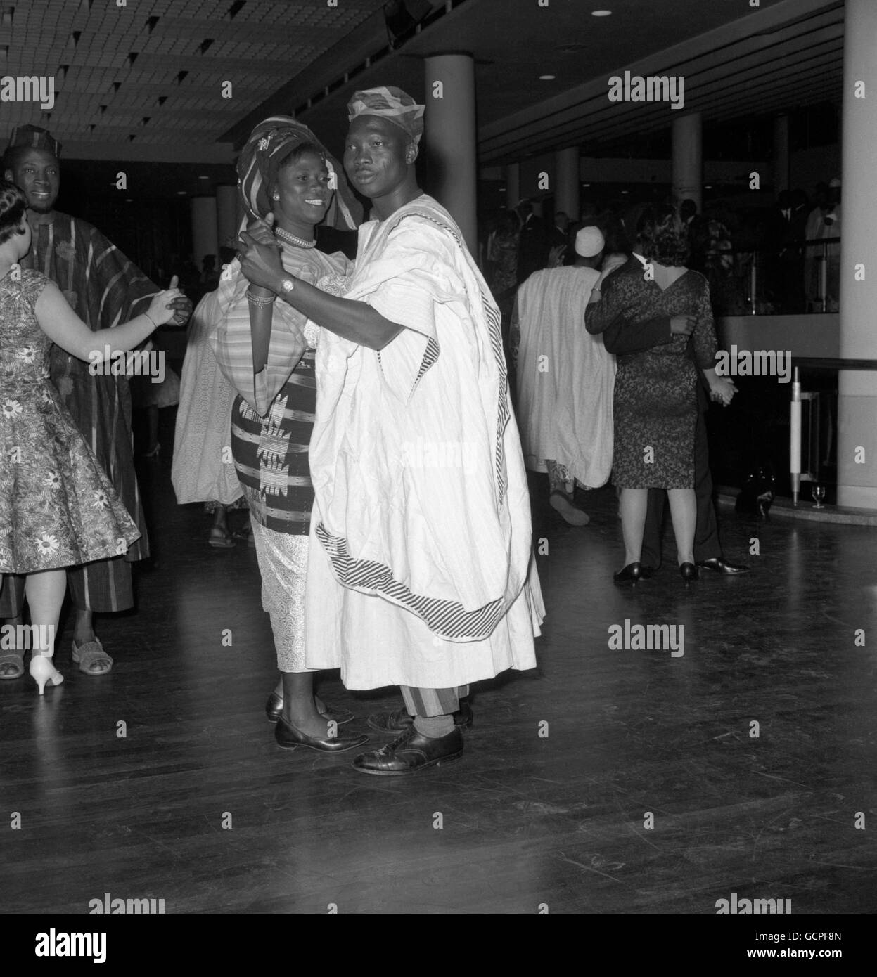 El Omitola und Frau Lape Oyewole tanzen in der Royal Festival Hall zusammen, als sie an den Feierlichkeiten anlässlich der Unabhängigkeit von Nigeria teilnahmen, die am 1. Oktober 1960 stattfinden. Stockfoto