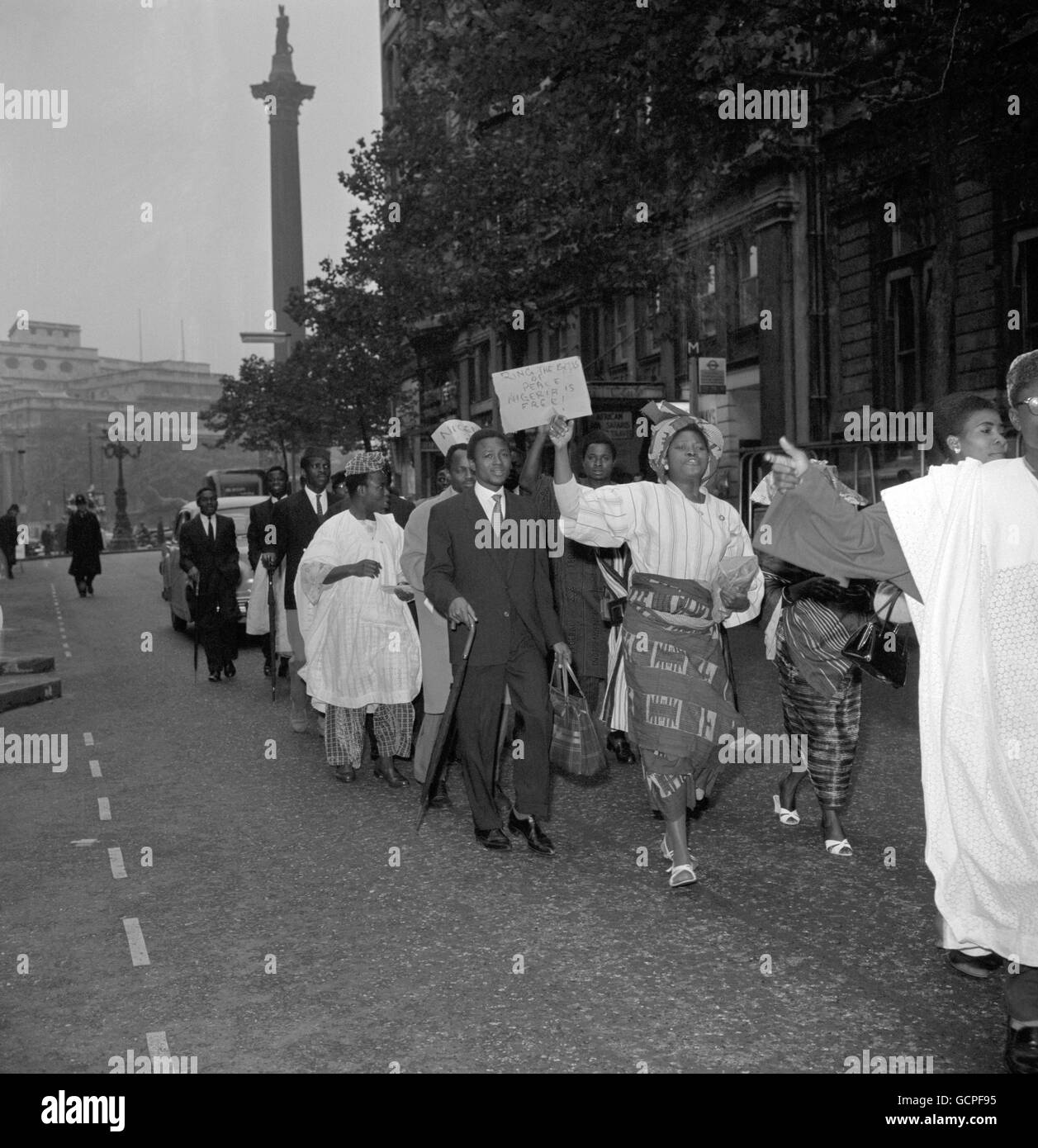 Fröhlich singen und tanzen sich entlang der Northumberland Avenue, London, die Nigerianer feiern die Unabhängigkeit ihres Landes, die am 1. Oktober 1960 stattfindet. Stockfoto