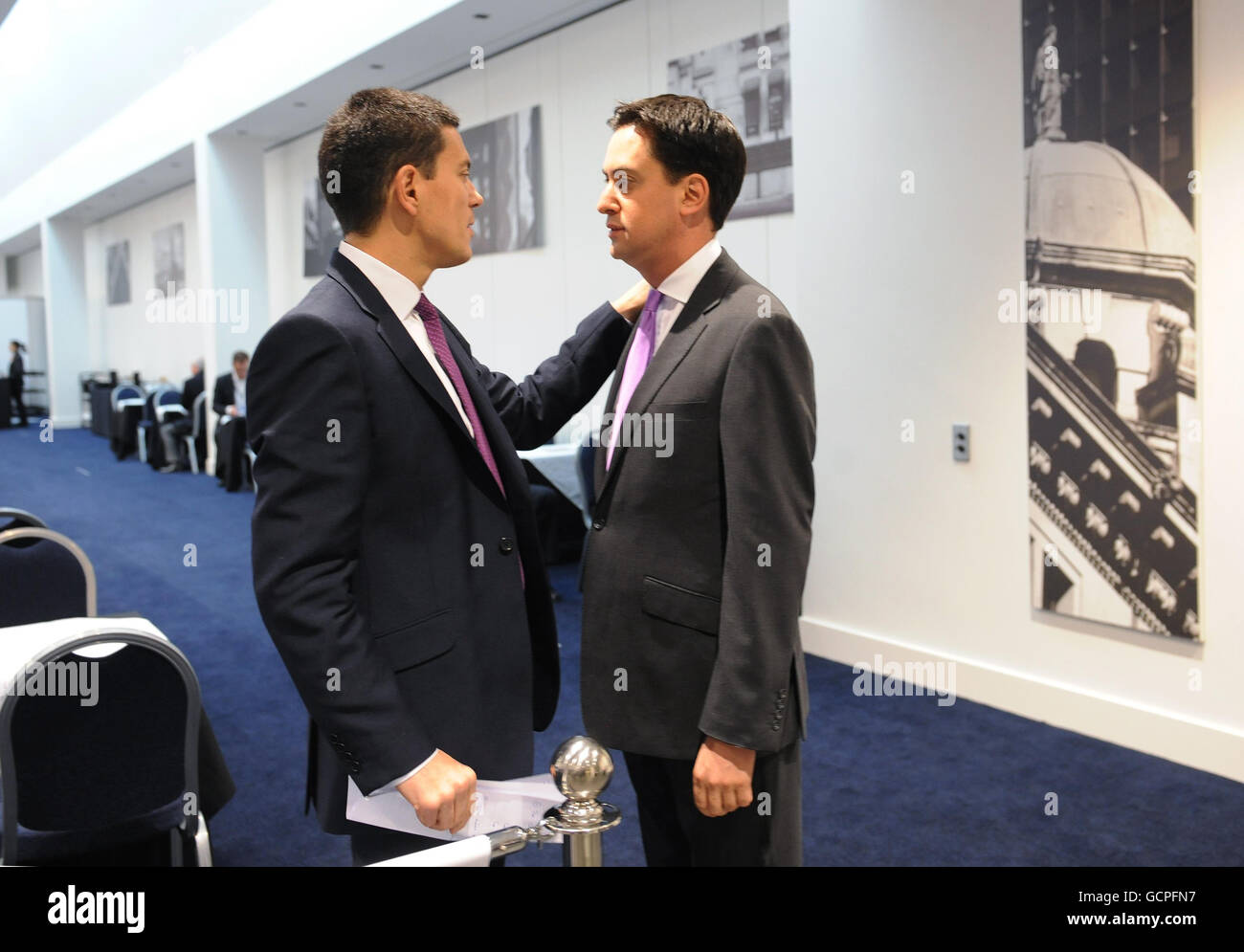 Der Vorsitzende der Labour Party, Ed Miliband (rechts), und Bruder David in der Cafeteria, vor einer Debatte über Großbritannien in der Welt, auf der Jahreskonferenz der Labour Party in Manchester. Stockfoto