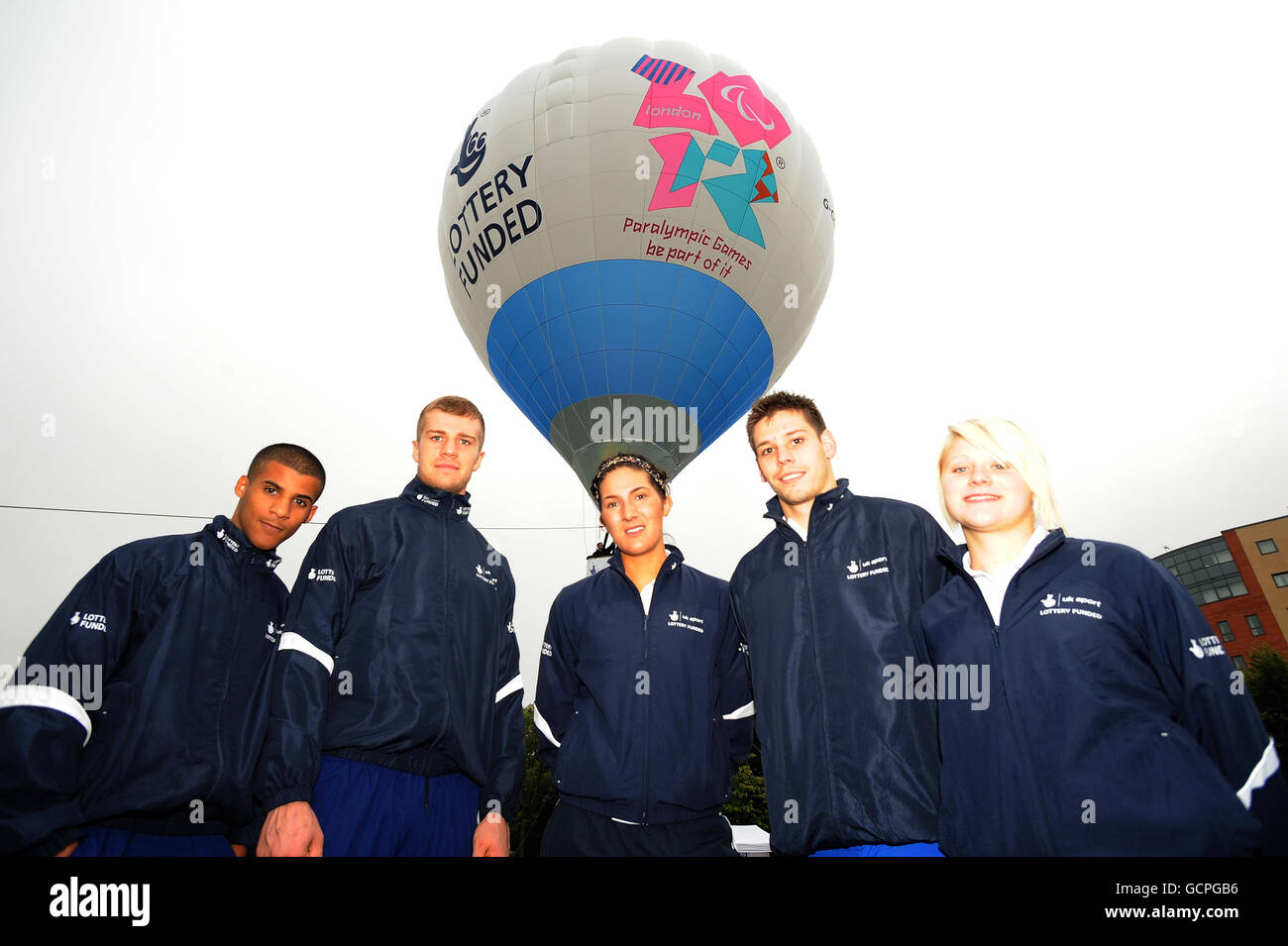 Von links nach rechts Gamal Yafai (Boxer), Warren Baister (Boxer) Sarah Stevenson (Taekwondo) Ben Swain (Tauchen) und Megan Sylvester während der National Lottery Hot Air Balloon Tour im Devonshire Park, Sheffield. Stockfoto