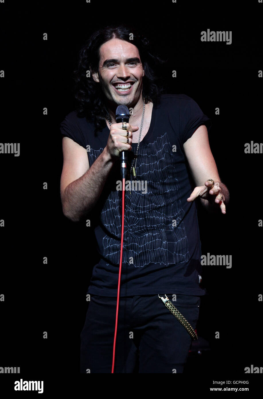 Russell Brand Live-Tour. Russell Brand tritt während seiner Booky Wook 2 Tour auf der Bühne im Hackney Empire im Osten Londons auf. Stockfoto