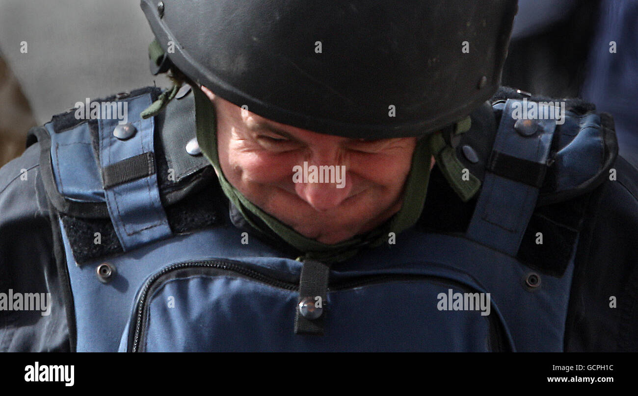 Zuvor unveröffentlichtes Foto von Verteidigungsminister Liam Fox, in Körperpanzerung und Helm, der durch das heiße Abgas eines chinook-Hubschraubers in der Provinz Helmand in Afghanistan läuft. Derzeit kämpft er gegen Kürzungen der Streitkräfte. Stockfoto