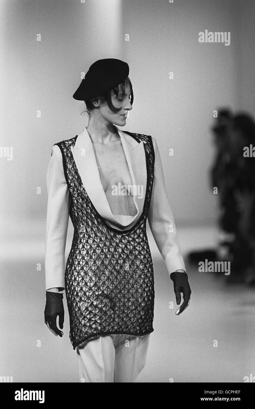 Nettoergebnis. Der „Tring Weste“-Look kommt bei dieser John Galliano Kreation, die in einer London Fashion Week Show in Olympia zu sehen war, zum Vorzeigeteil. Stockfoto