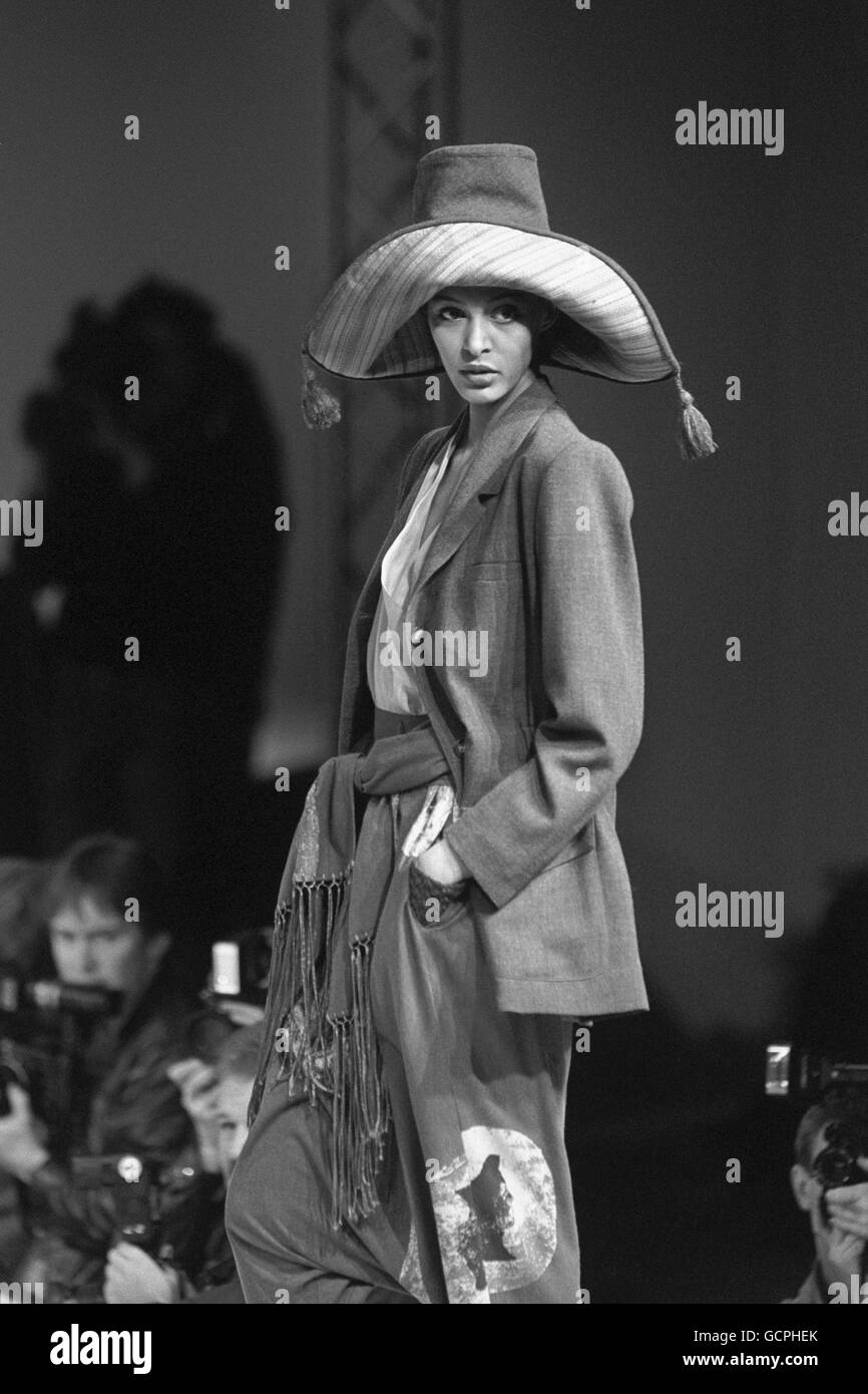 Ein riesiger Sombrero mit Quasten rundet dieses auffällige Outfit ab, das auch eine Fransensasche enthält. Sie wurde im Herbst und Winter 1989/90 in der Betty Jackson Modekollektion auf der British Designer Show im Olympia in London im Rahmen der London Fashion Week gezeigt. Stockfoto