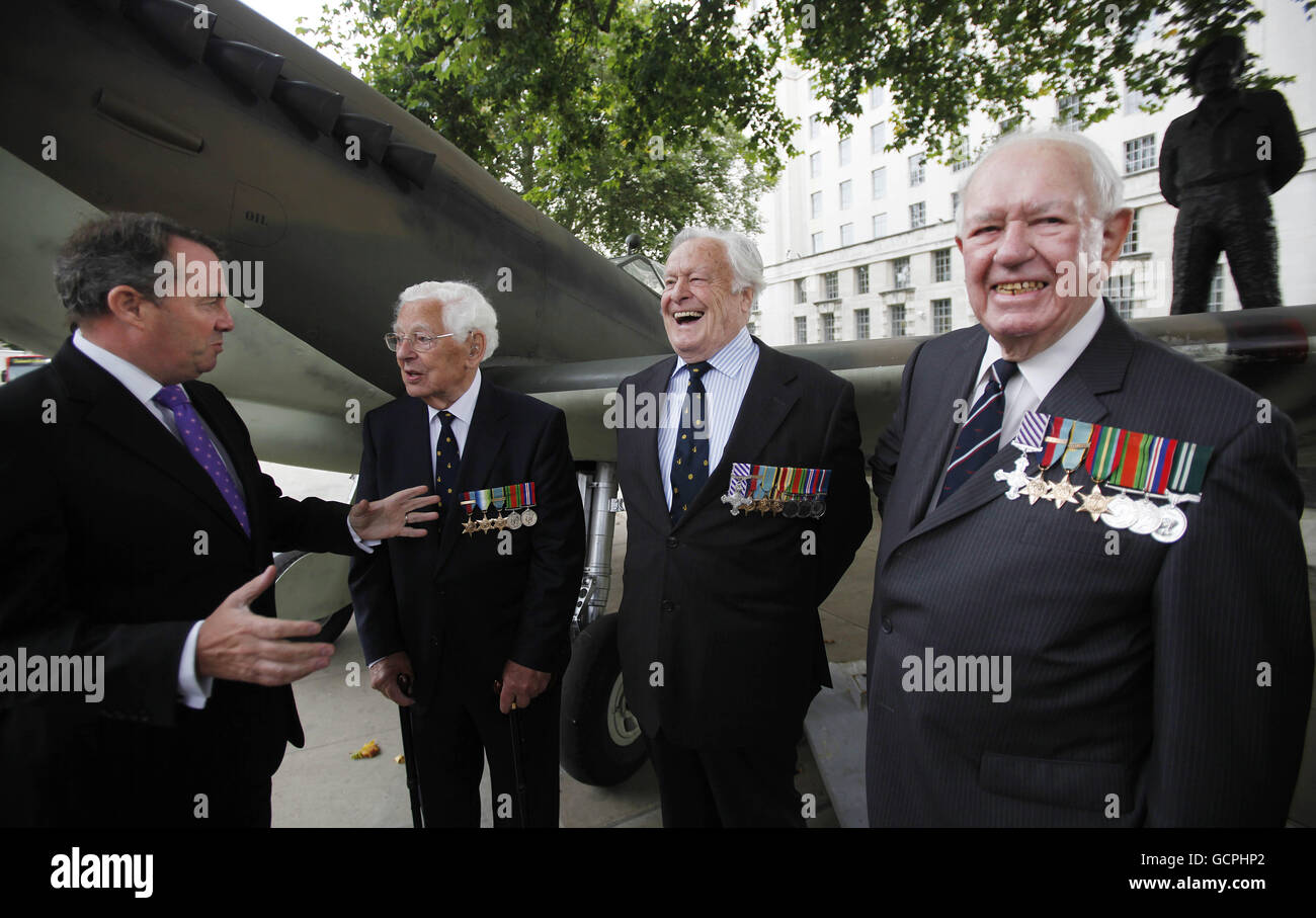 Verteidigungsminister Liam Fox chattet mit Battle of Britain Veteranen (L bis R) Owen Burns, Geoffrey Wellum, William Walker neben einer Replik Mk Mk 1 Spitfire vor dem Gebäude des Verteidigungsministeriums in London als Teil des Gedenkens an den 70. Jahrestag der Schlacht von Großbritannien. Stockfoto