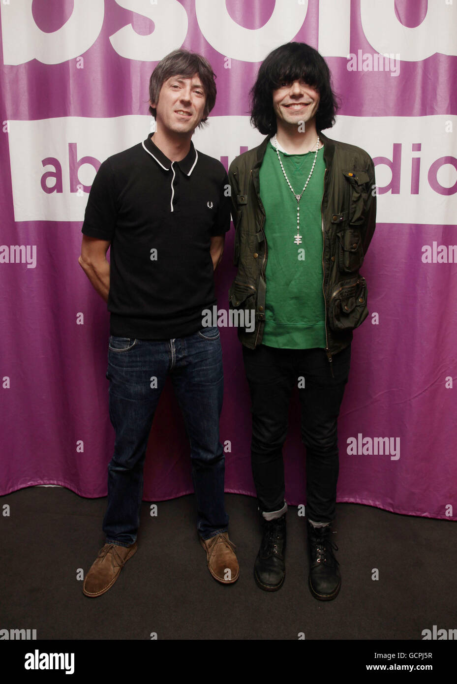 Mark Collins (links) und Tim Burgess von den Scharlatanen bei Absolutely Radio in Soho, im Zentrum von London, während einer Aufnahmesession für Geoff Lloyd's Hometime Show, die morgen übertragen wird. Stockfoto