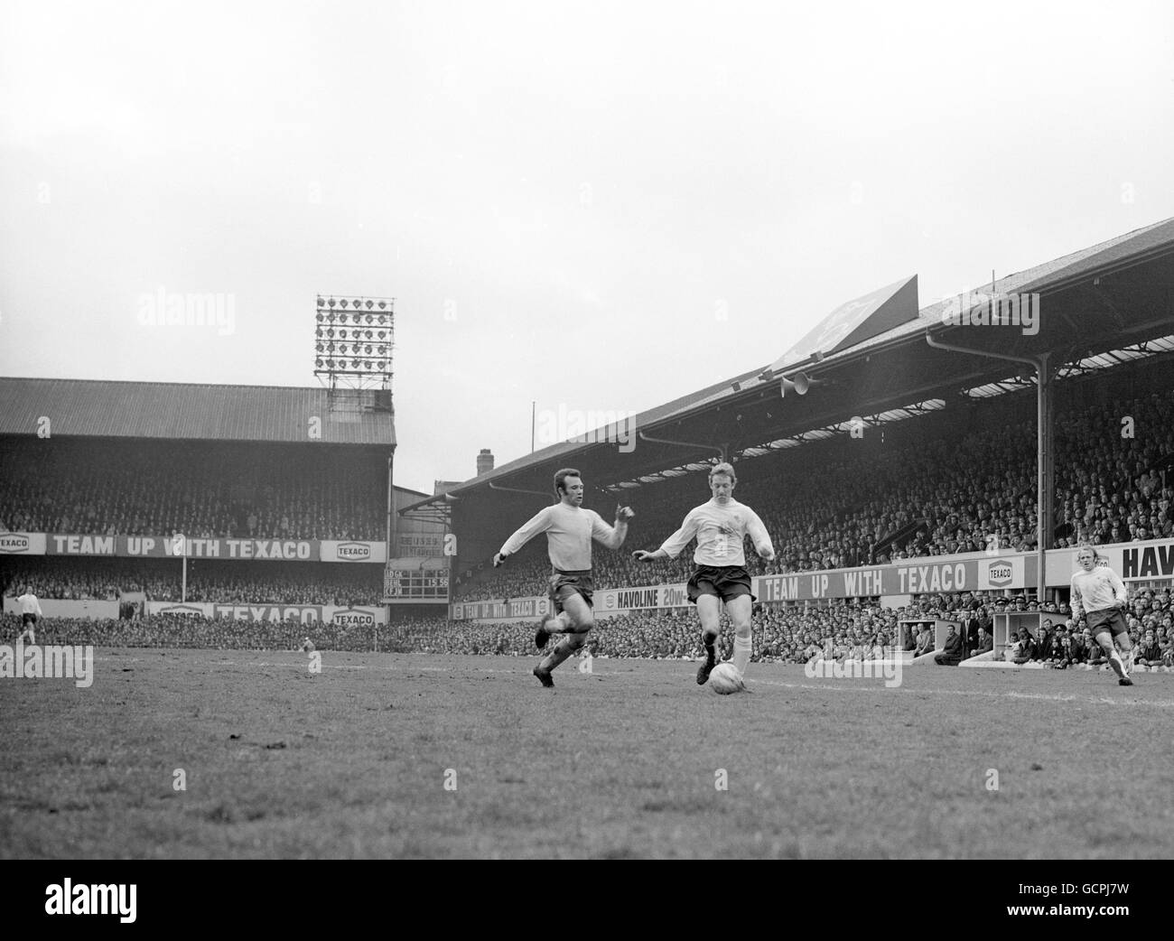 Fußball - League Division One - Derby County / Leeds - der Baseballplatz. Paul Reaney, Leeds United (l) erhebt Anklage gegen James Walker von Derby Stockfoto