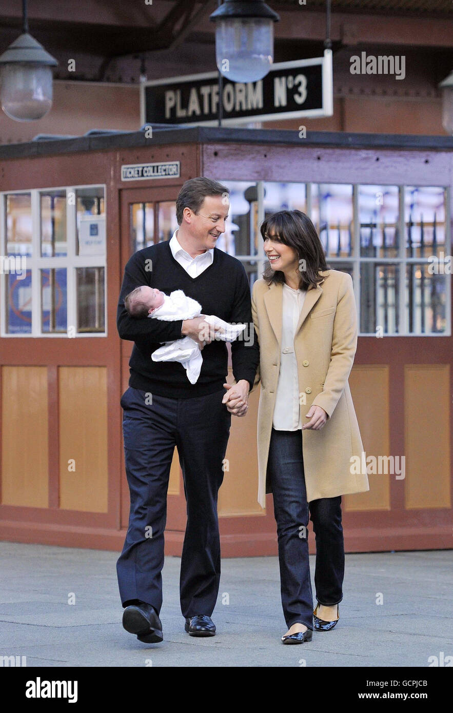 Premierminister David Cameron hält sein Kind Florence fest, als er seine Frau Samantha im Birmingham Moor Station in Birmingham trifft, als sie zur Jahreskonferenz der Konservativen Partei eintrifft. Stockfoto