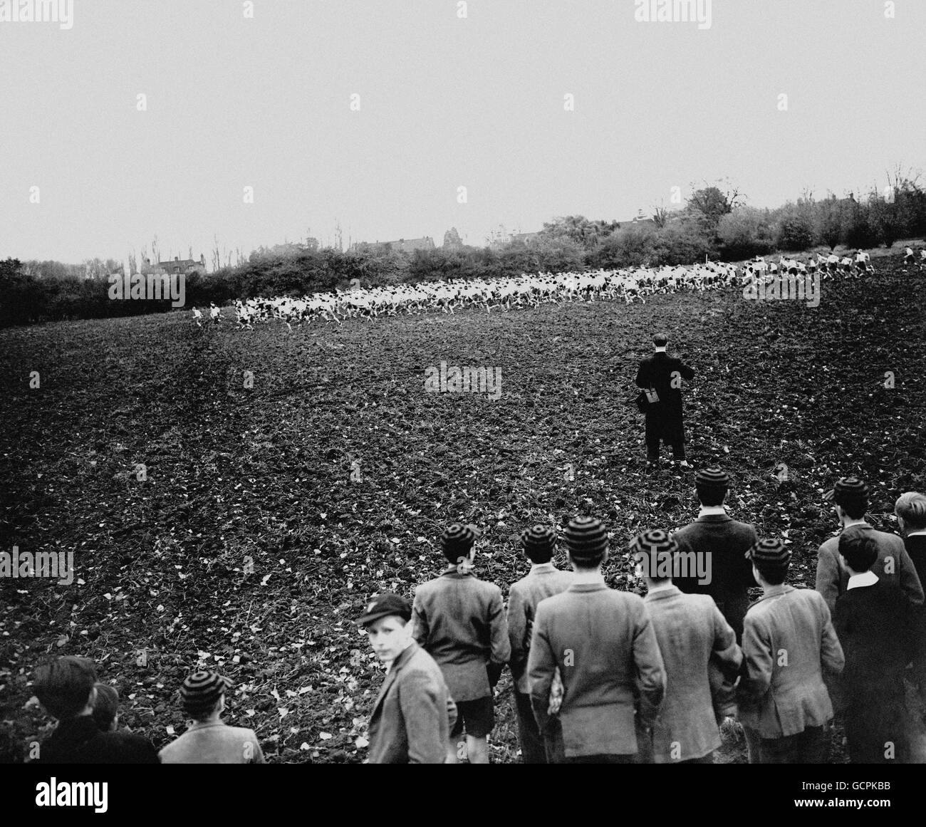 Leichtathletik - Jährliche Hindernisläufe Des Eton College - Eton. Der Start des 3 1/2 Meilen langen Juniorrennens. Stockfoto