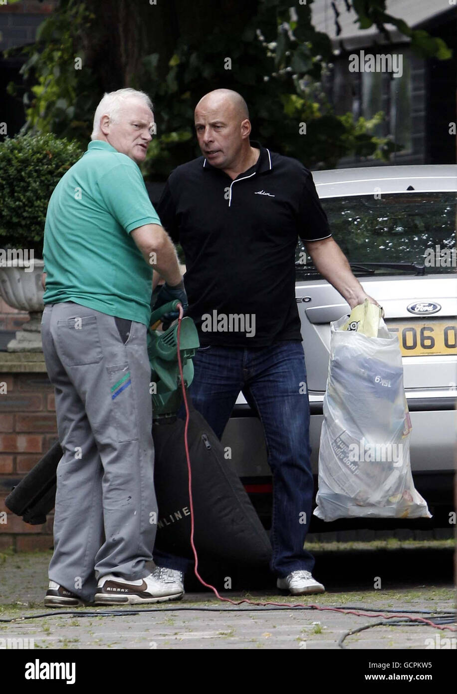 Coleen Rooneys Vater, Tony McLoughlin (rechts) vor seinem Haus in. Wayne Rooney flog mit der englischen Mannschaft in die Schweiz, als lauernde Anschuldigungen über sein Privatleben erneut drohten, seine Leistung auf dem Spielfeld zu überschatten. Stockfoto
