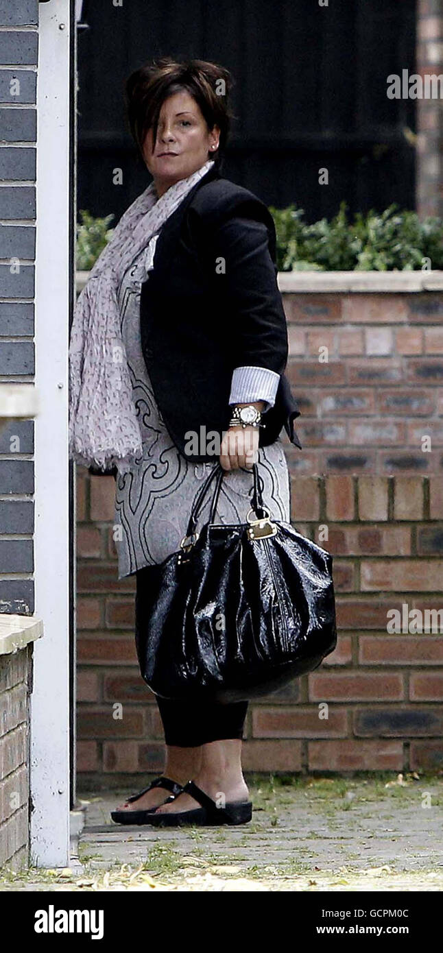 Colette McLoughlin, die Mutter von Coleen Rooney vor ihrem Haus in Liverpool. Wayne Rooney flog mit der englischen Mannschaft in die Schweiz, als lauernde Vorwürfe über sein Privatleben erneut drohten, seine Leistung auf dem Platz zu überschatten. Stockfoto
