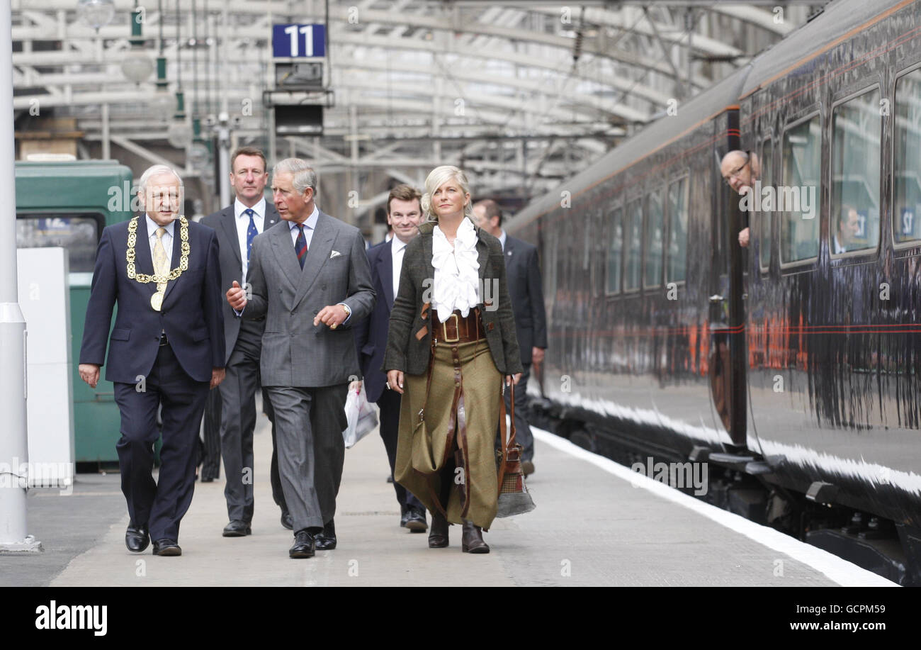 Die Boards des Prince of Wales sind mit Bob Winter (links) Glasgow Lord Provost und Jane Wood (rechts), dem Chief Executive von Scottish Business, vor dem Einstieg in den mit Biokraftstoffen betriebenen Royal Train im Hauptbahnhof von Glasgow zu Beginn einer Tour durch Großbritannien abgebildet, um seinen Start in die Initiative für nachhaltiges Leben zu fördern. Stockfoto