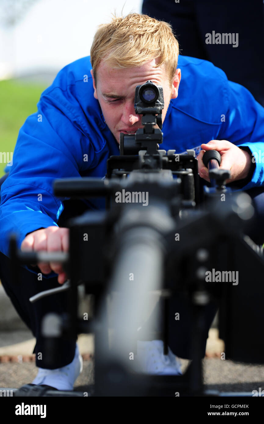 Der englische U21 Jason Steele blickt während einer Tour der 16 Air Assault Brigade und Colchester Garrison, Colchester, durch ein schweres Maschinengewehr. Stockfoto