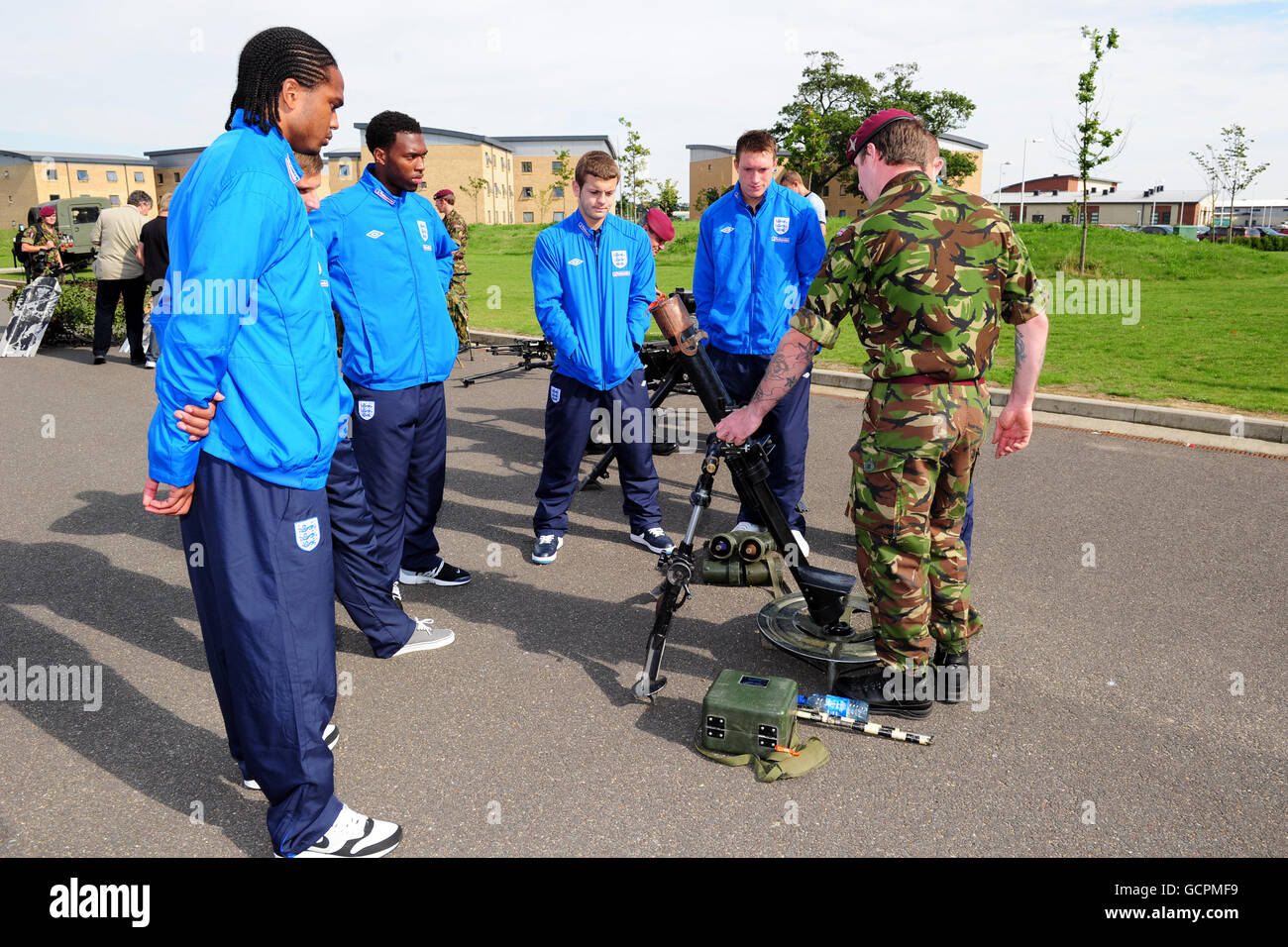 Mitglieder der England U21 Mannschaft werden gezeigt, wie ein Mörser arbeitet während einer Tour der 16 Air Assault Brigade und Colchester Garrison, Colchester. Stockfoto