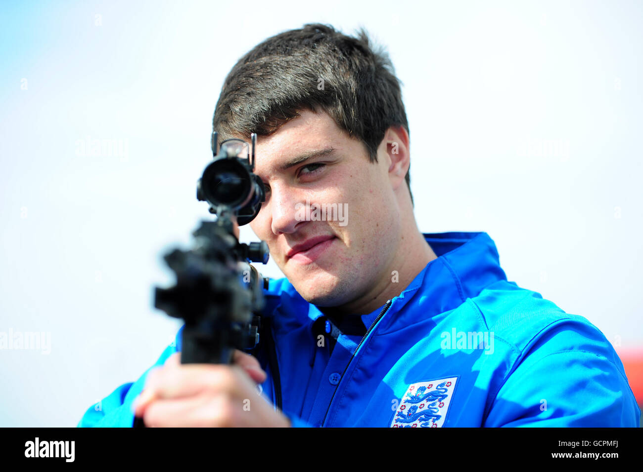 Soccer - England unter 21 Besuch in Colchester Barracks. Der englische U21 Martin Kelly schaut bei einer Tour der 16 Air Assault Brigade und Colchester Garrison, Colchester, durch ein Gewehr. Stockfoto