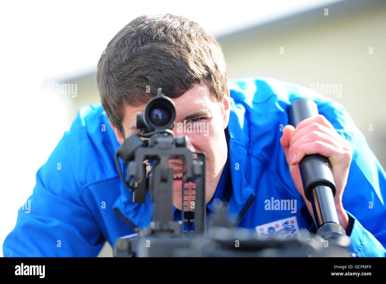 Der englische U21 Martin Kelly blickt während einer Tour der 16 Air Assault Brigade und Colchester Garrison, Colchester, durch ein schweres Maschinengewehr. Stockfoto