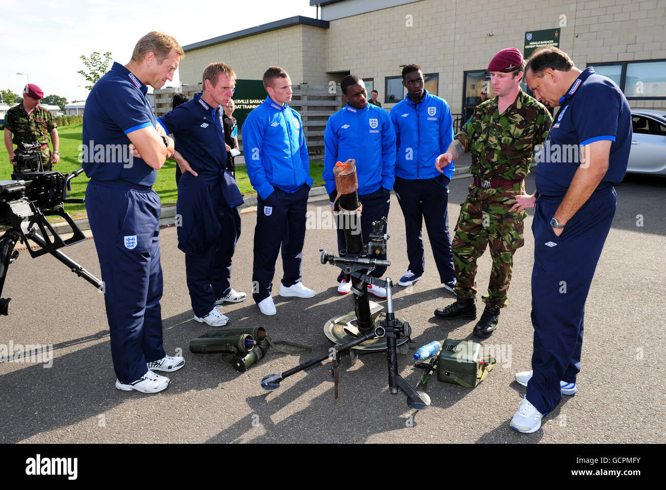 Mitglieder der England U21 Mannschaft werden gezeigt, wie ein Mörser arbeitet während einer Tour der 16 Air Assault Brigade und Colchester Garrison, Colchester. Stockfoto