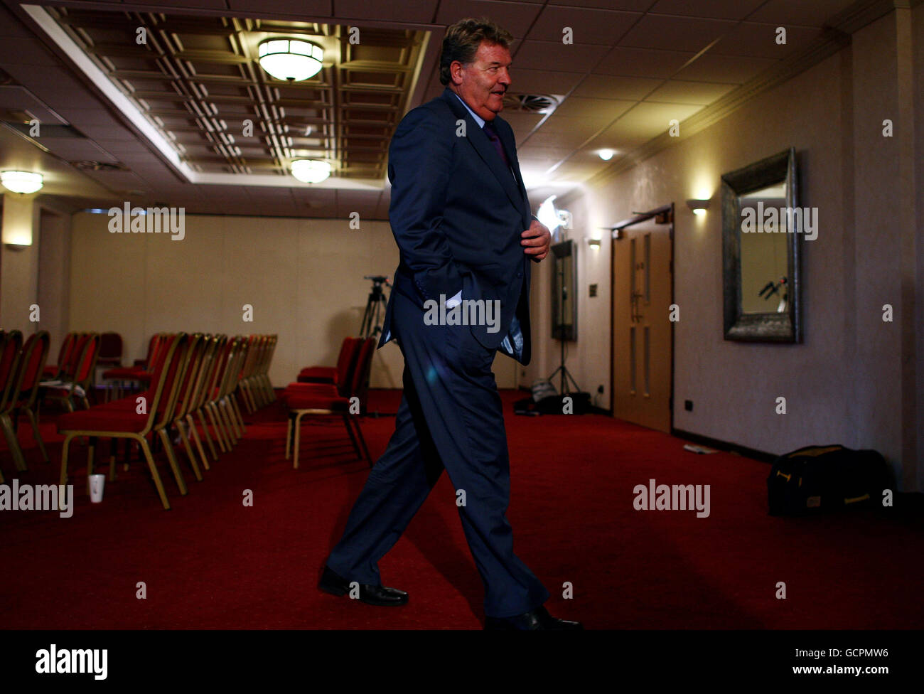 John Toshack verlässt die Pressekonferenz im The Dal Resort, Cardiff. Stockfoto