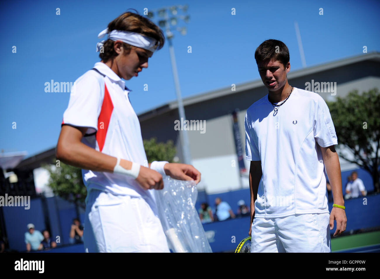 Der britische Oliver Golding und der tschechische Partner Jiri Vesely (links) am dreizehnten Tag der US Open in Flushing Meadows, New York, USA. Stockfoto