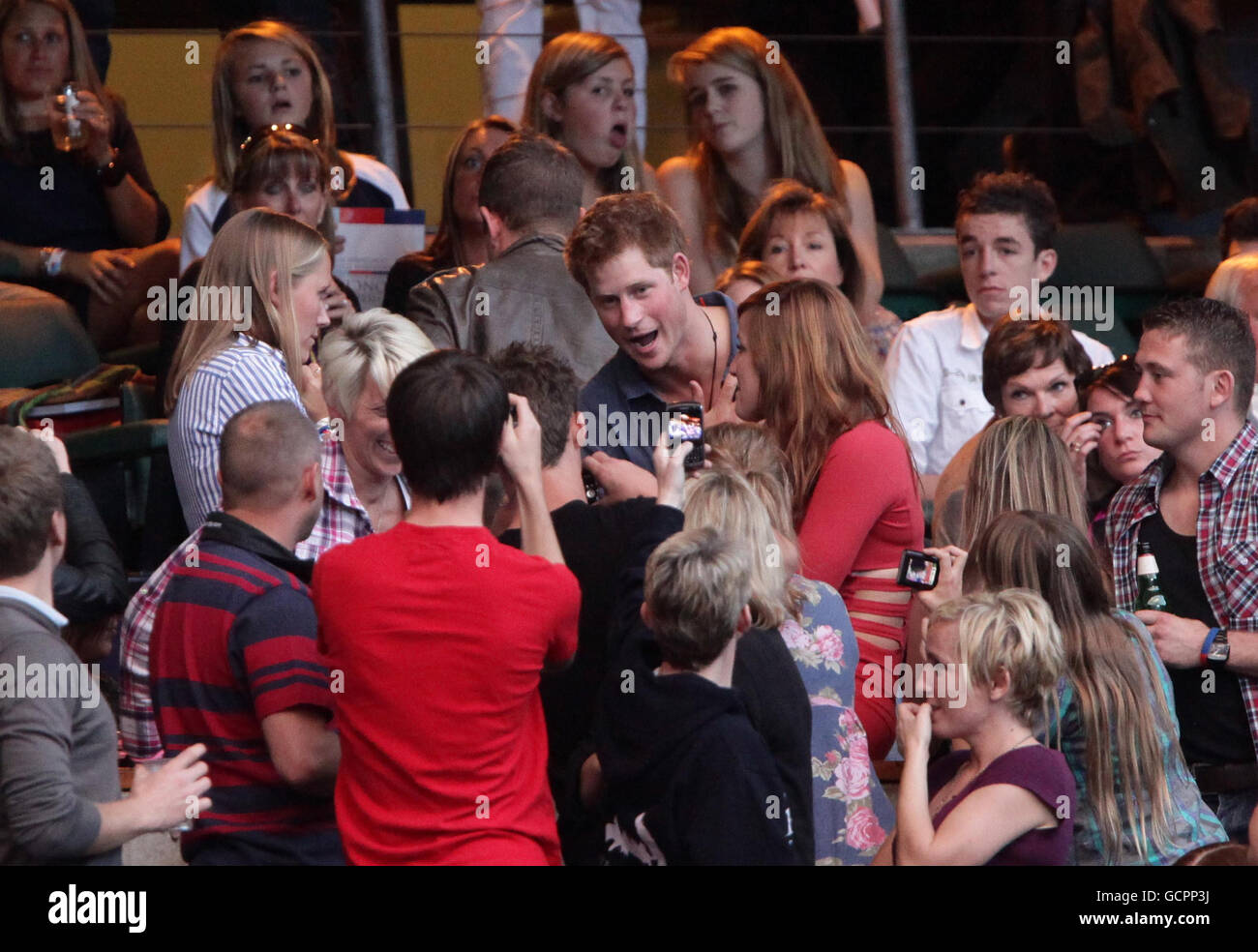 Prince Harry (Mitte) beim Help for Heroes Konzert im Twickenham Stadium im Südwesten Londons. Stockfoto
