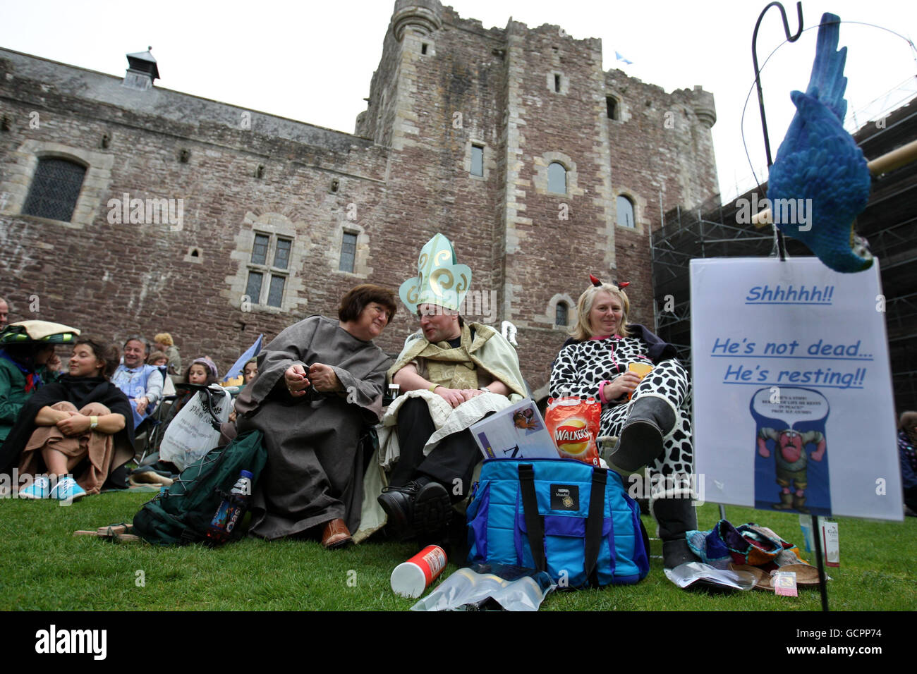 Die Menschen kleiden sich in Monty Python Kostümen, beim ersten Farewell Monty Python Day im Doune Castle. Stockfoto