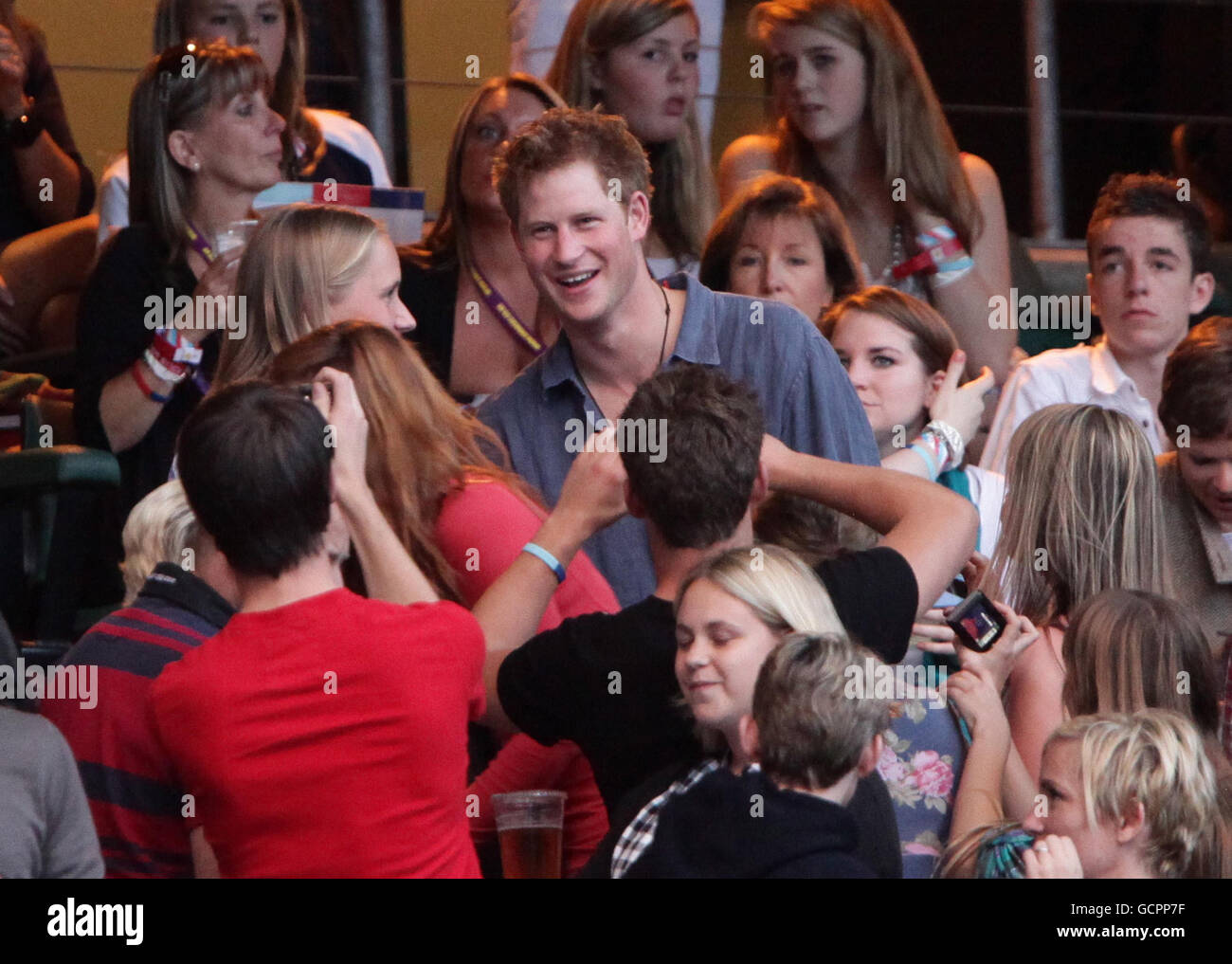 Help for Heroes Concert - London. Prince Harry (Mitte) nimmt am Help for Heroes Konzert im Twickenham Stadium im Südwesten Londons Teil. Stockfoto