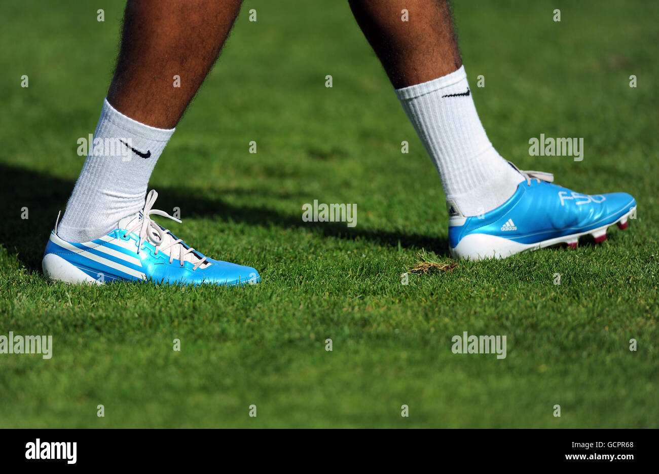 Allgemeine Ansicht eines Fußballers, der ein Paar Blau trägt Adidas F50  Fußballschuhe Stockfotografie - Alamy