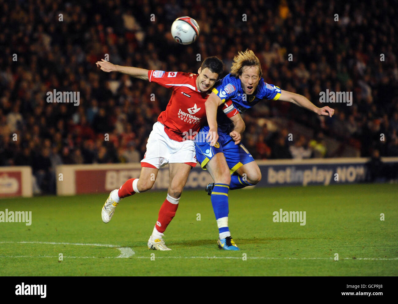 Leeds United's Luciano Becchio (rechts) und Barnsley's Jason Shackell kämpfen während des npower Championship Matches in Oakwell, Barnsley, um den Ball. Stockfoto