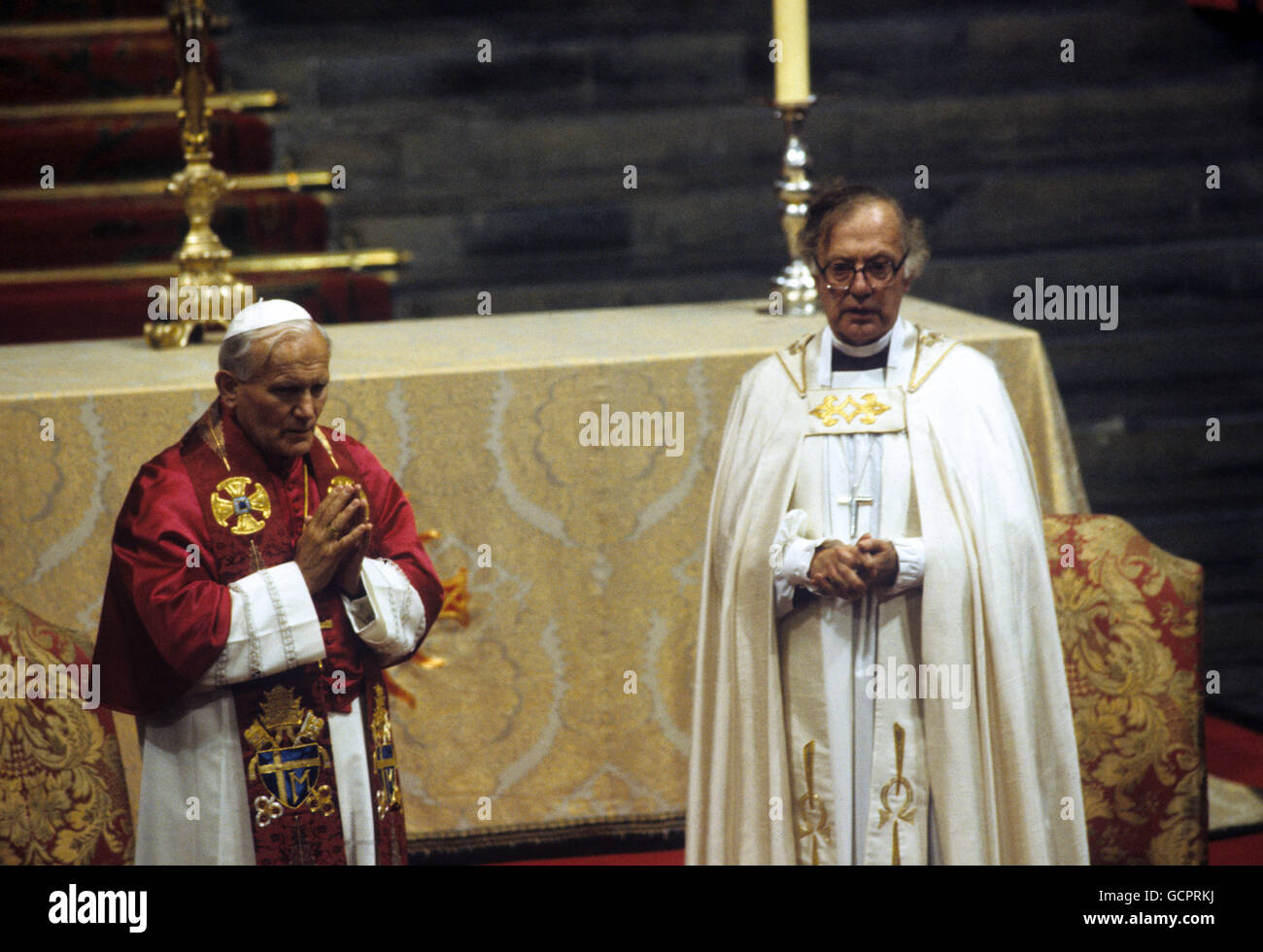 Papst Johannes Paul II. (Links) klingt seine Hände im Gebet, während der Erzbischof von Canterbury, Dr. Robert Runcie (rechts), vor dem hohen Altar in der Kathedrale betet. Stockfoto