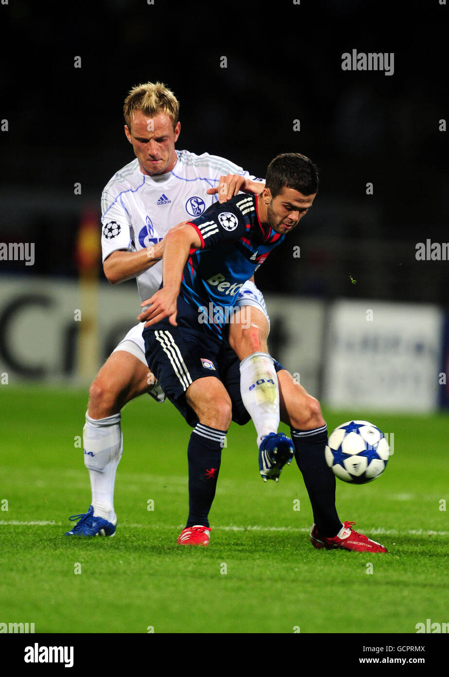 Fußball - UEFA Champions League - Gruppe B - Olympique Lyonnais / FC Schalke 04 - Stade de Gerland. Miralem Pjanic von Olympique Lyonnais und Ivan Rakitic von FC Schalke kämpfen um den Ball Stockfoto