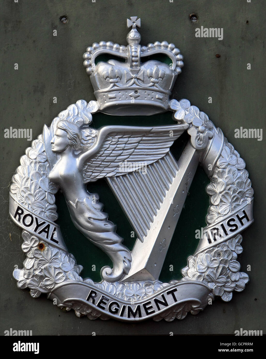 Das Wappen des Royal Irish Regiment als erstes Bataillon bereitet sich das Royal Irish Regiment auf die Abreise nach Afghanistan vor. DRÜCKEN Sie VERBANDSFOTO. Bilddatum: Mittwoch, 15. September 2010. Das Royal Irish Regiment kann seine Geschichte bis ins Jahr 1689 zurückverfolgen, unter anderem durch die Napoleonischen Kriege, den Burenkrieg, den Ersten und Zweiten Weltkrieg 1992 fusionierten die Royal Irish Rangers mit dem Ulster Defense Regiment, um das Royal Irish Regiment zu bilden. In Erinnerung an seinen Vorgänger tragen die Soldaten mit dem niedrigsten Rang den Titel Rangers, anstatt Private. Das Bataillon ist Teil der 16 Air Assault Brigade, Stockfoto