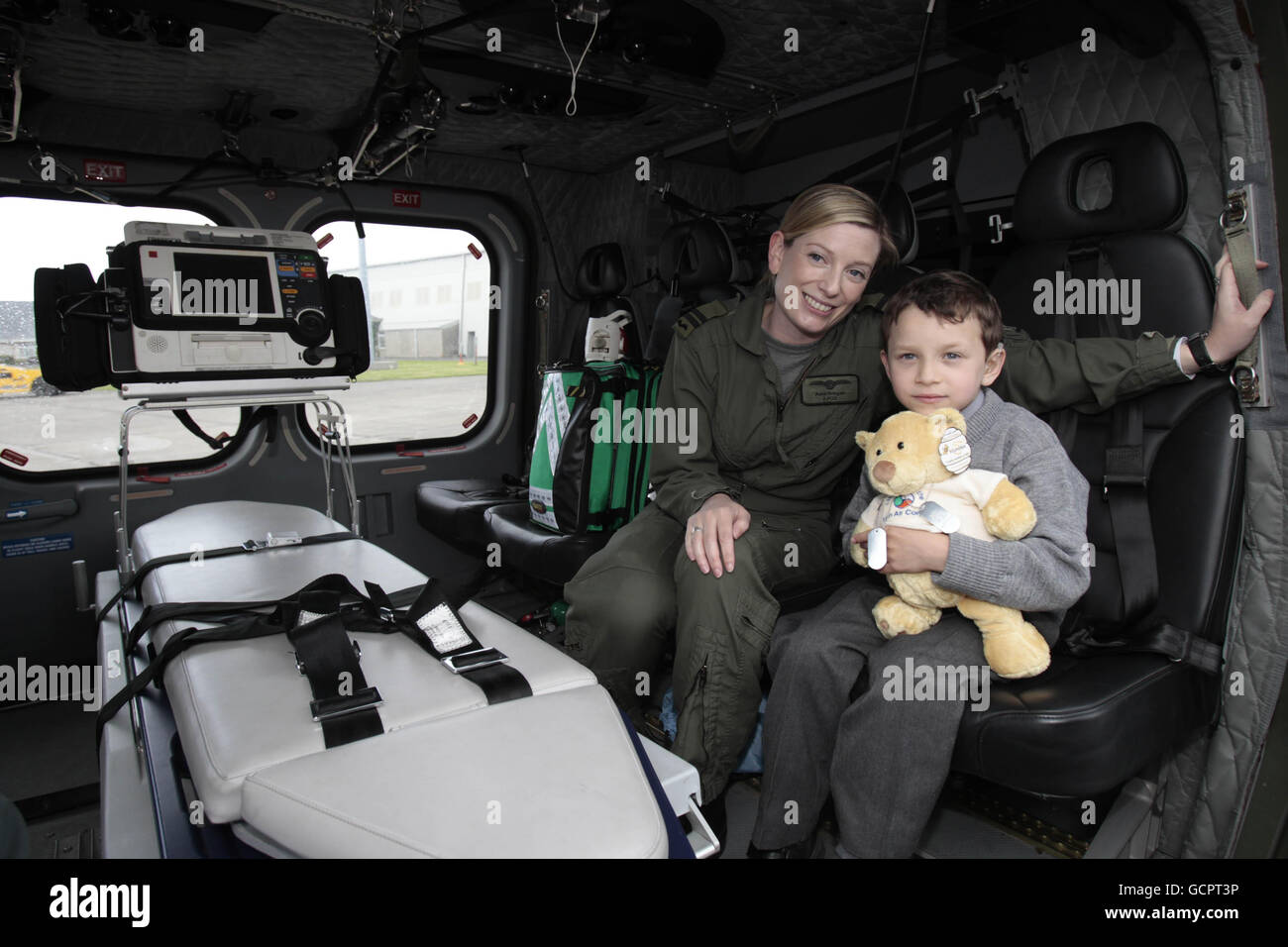 Der sechsjährige Conor Reidy sitzt in einem Eurocopter AW 139 Hubschrauber mit Kapitän Anne Brogan während des Besuchs des Air Corps in Baldonnel, um dem Piloten und der Besatzung zu danken, die ihn im August 2009 nach London flogen, um eine lebensrettende Lebertransplantation zu erhalten. Stockfoto