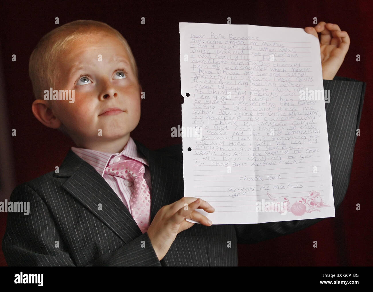 Anton McManus, bei dem Krebs diagnostiziert wurde, wurde mit einem Brief an den Papst abgebildet, in dem er ihn bat, „seinen Krebs fernzuhalten“, und der vom Papst bei seinem Besuch in Schottland gesegnet wird. Stockfoto