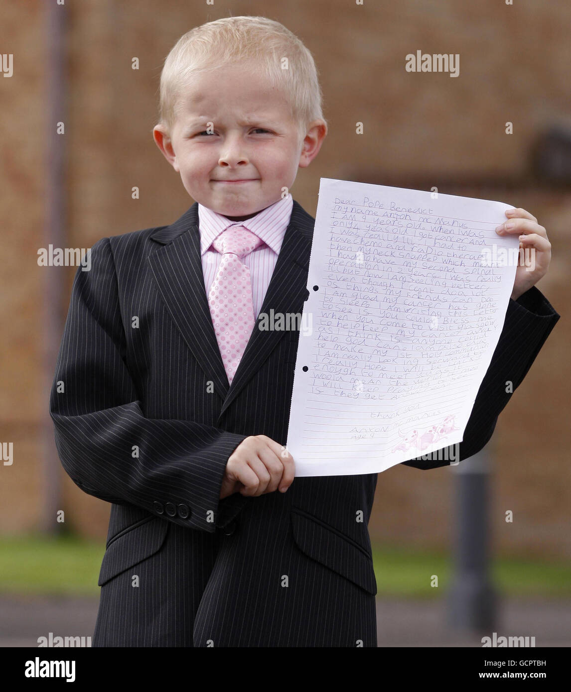 Anton McManus, bei dem Krebs diagnostiziert wurde, schrieb einen Brief an den Papst, in dem er ihn bat, „seinen Krebs fernzuhalten“, und der vom Papst bei seinem Besuch in Schottland gesegnet wird. Stockfoto