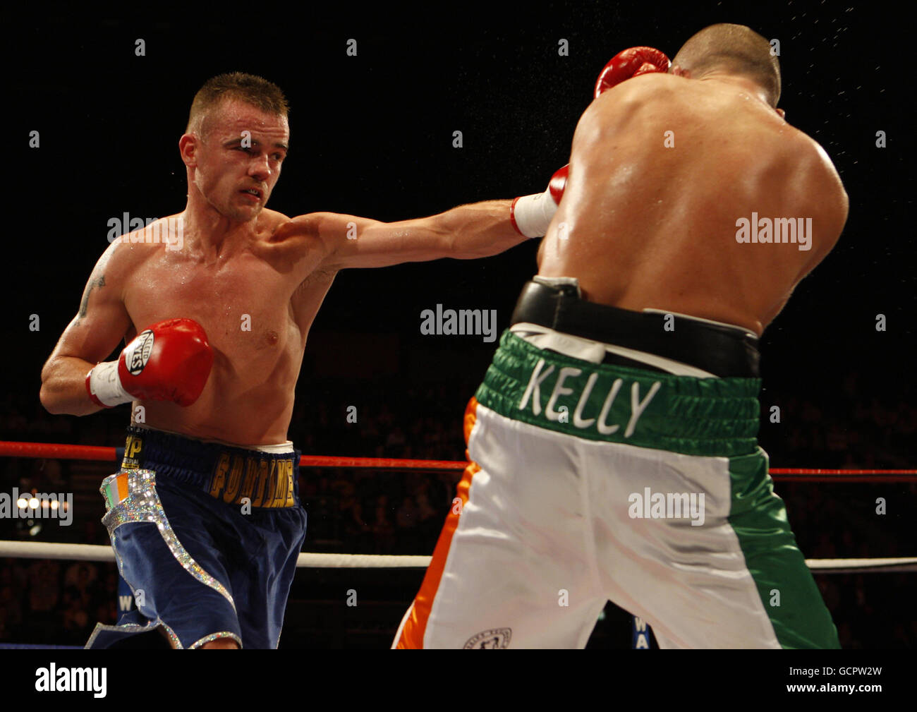 Frankie Gavin (links) während seines Sieges gegen den Belfaster Michael Kelly im vakanten Kampf der Irish Light-Welterweight Championship in der LG Arena in Birmingham. Stockfoto