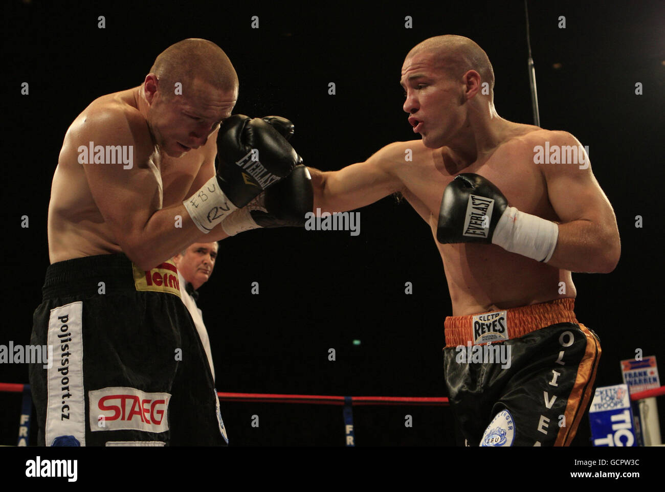 Matthew Hall (rechts) in Aktion während seiner Niederlage gegen Lukas Konecny im vakanten European Light-Middleweight Championship-Kampf in der LG Arena, Birmingham. Stockfoto