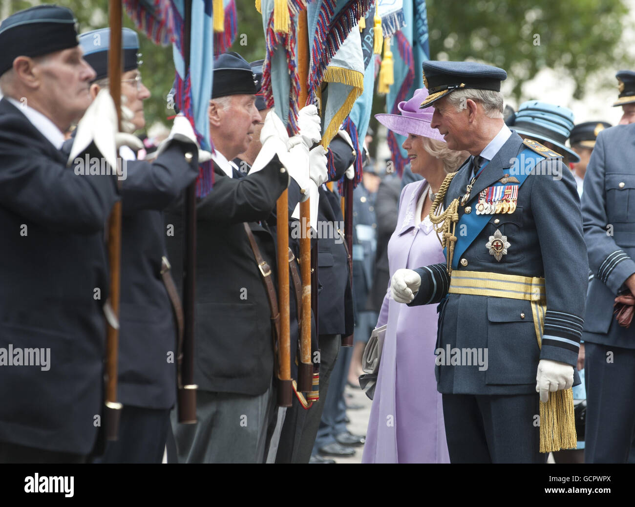 Der Prinz von Wales und die Herzogin von Cornwall treffen sich vor der Westminster Abbey mit Standardträgern, nachdem sie am National Commemorative Service zum 70. Jahrestag der Battle of Britain in Westminster Abbey, London, teilgenommen haben. Stockfoto