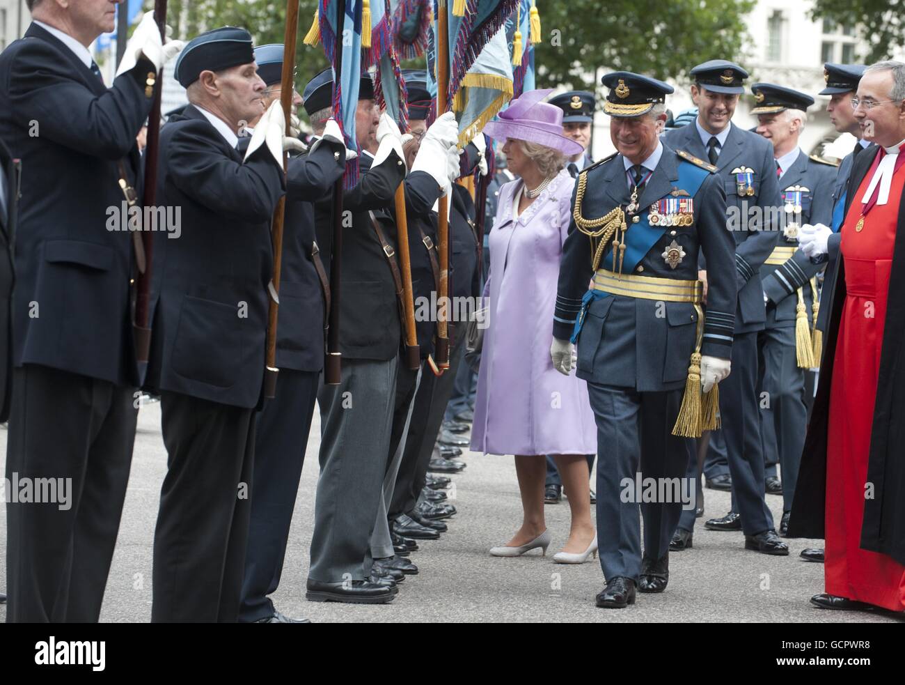 Der Prinz von Wales und die Herzogin von Cornwall treffen sich vor der Westminster Abbey mit Standardträgern, nachdem sie am National Commemorative Service zum 70. Jahrestag der Battle of Britain in Westminster Abbey, London, teilgenommen haben. Stockfoto