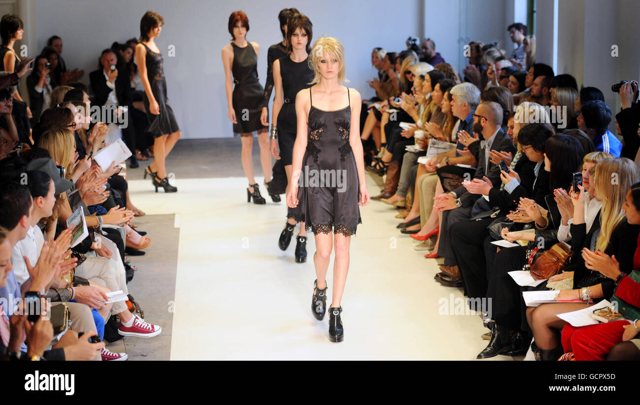 Marios Schwab Catwalk - London Fashionweek Stockfoto