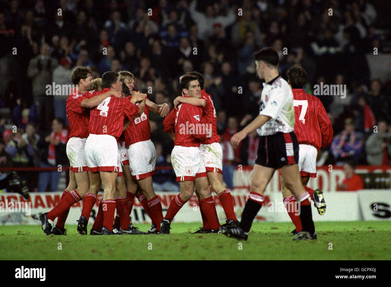 Nigel Clough im Nottingham Forest (Gesicht sichtbar) Feiert mit Teamkollegen nach dem Tor von Kingsley Black Stockfoto