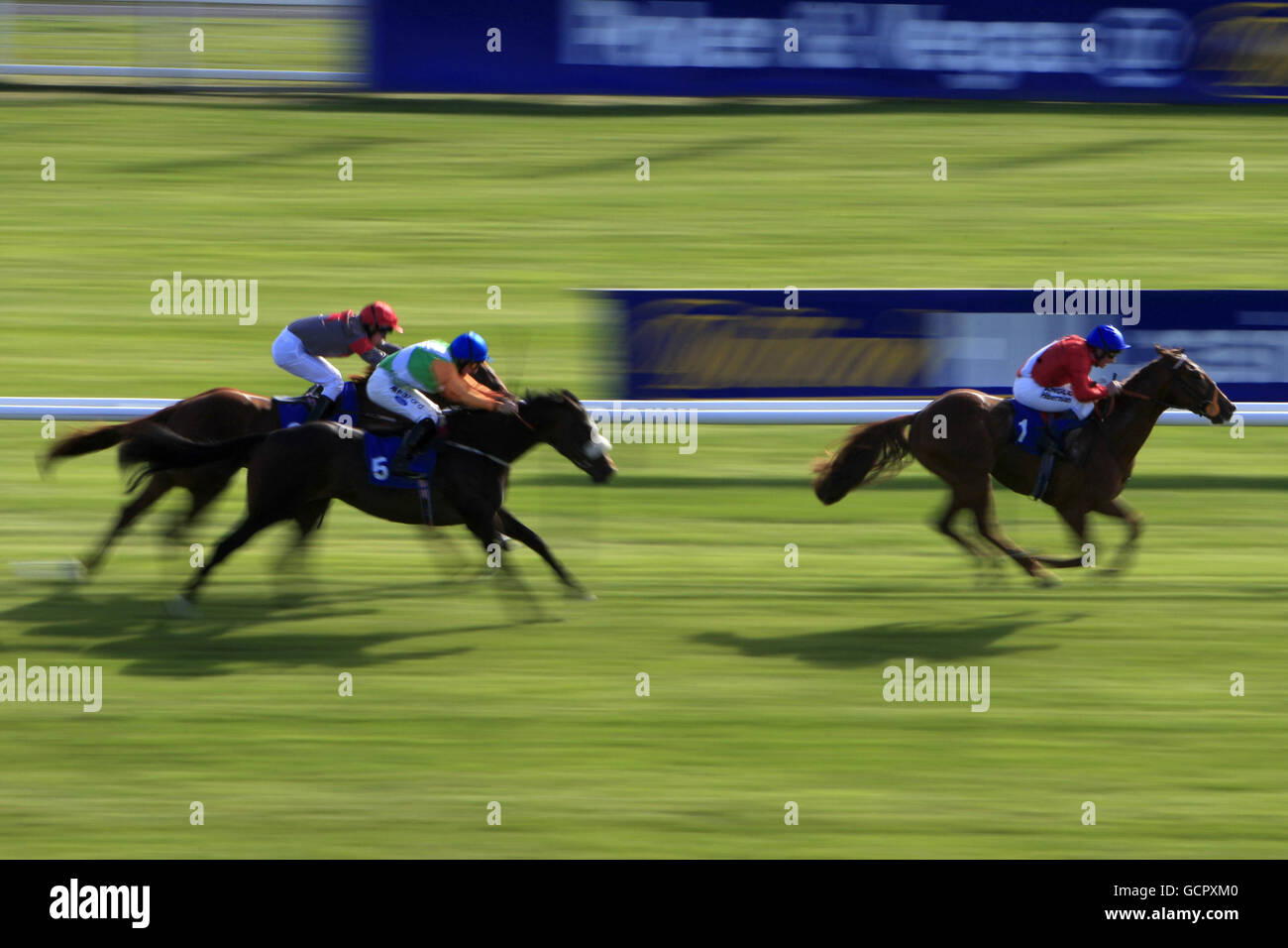 Pferderennen - William Hill Gold Cup Festival - Erster Tag - Ayr Racecourse. Cafe Elektric, das von deb Sanders (rechts) gefahren wird, gewinnt die E.B.F./Farrans Construction Novice Stakes Stockfoto