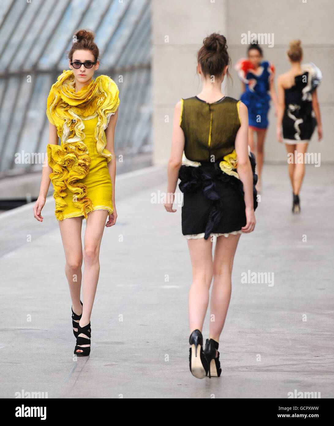 Models auf dem Laufsteg während der Fashion East von Topshop im alten Eurostar Terminal, Waterloo, London, im Rahmen der London Fashion Week. Stockfoto