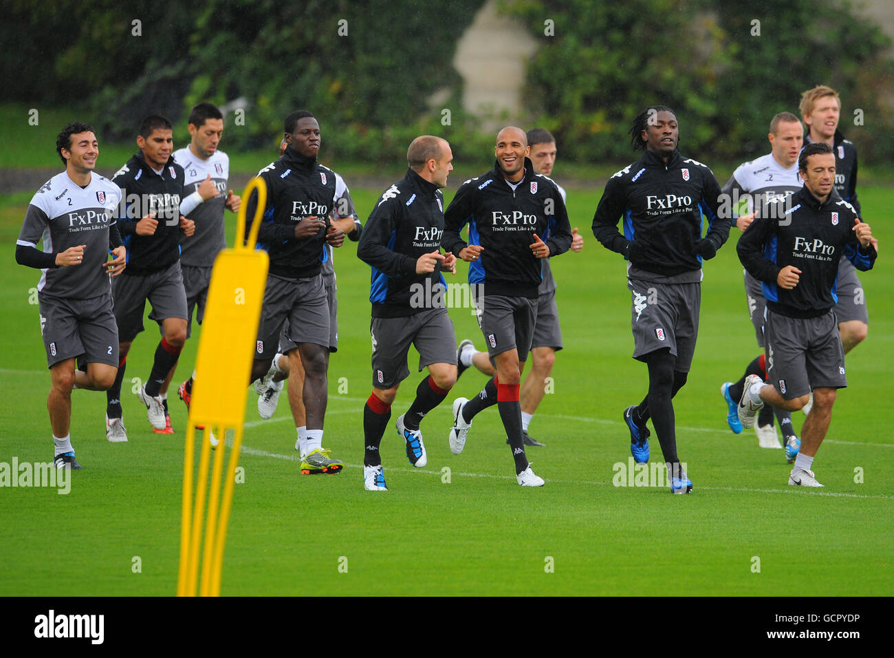 Fußball - Fulham Training - Motspur Park Training Ground. Der Fulham-Kader läuft während des Trainings Stockfoto