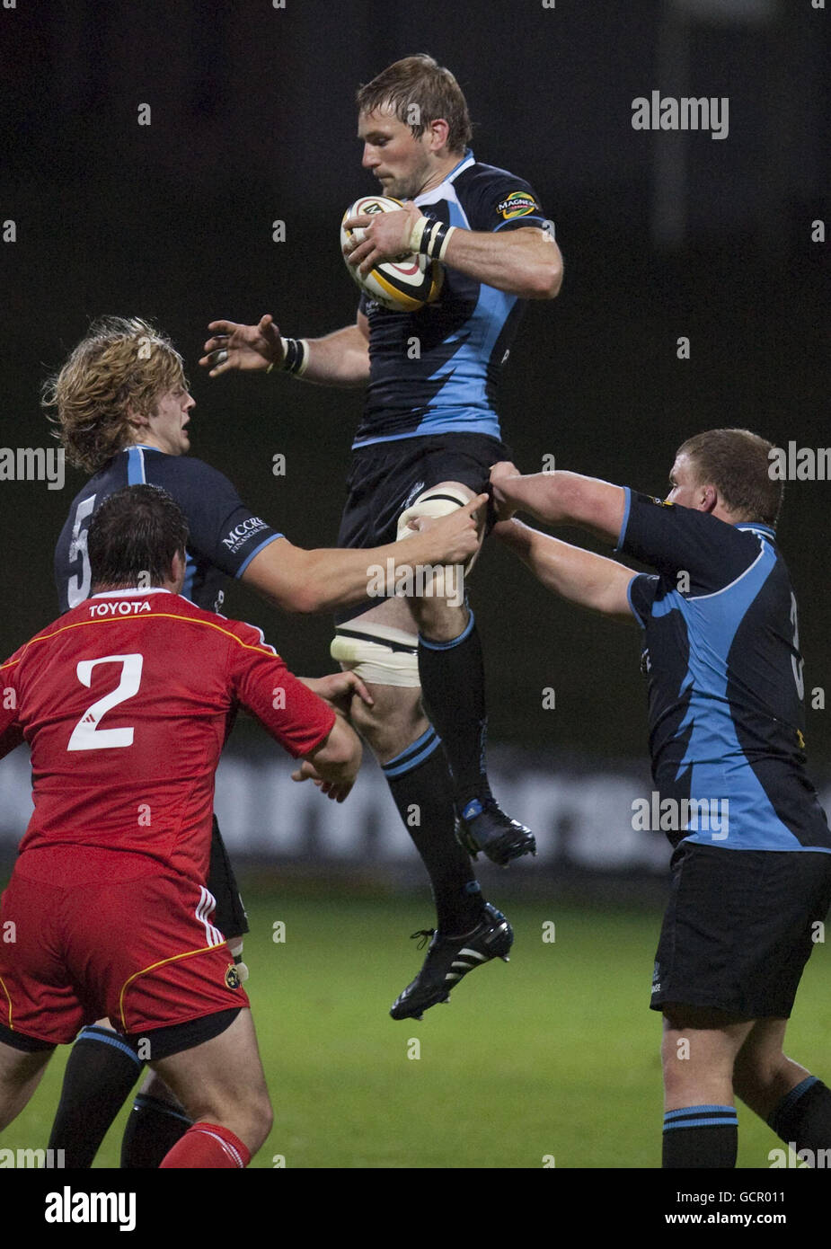 Rugby Union - Magners League - Glasgow / Munster - Firhill. John Barclay von Glasgow Warriors gewinnt den Line-Out-Ball während des Spiels der Magners League in Firhill, Glasgow. Stockfoto