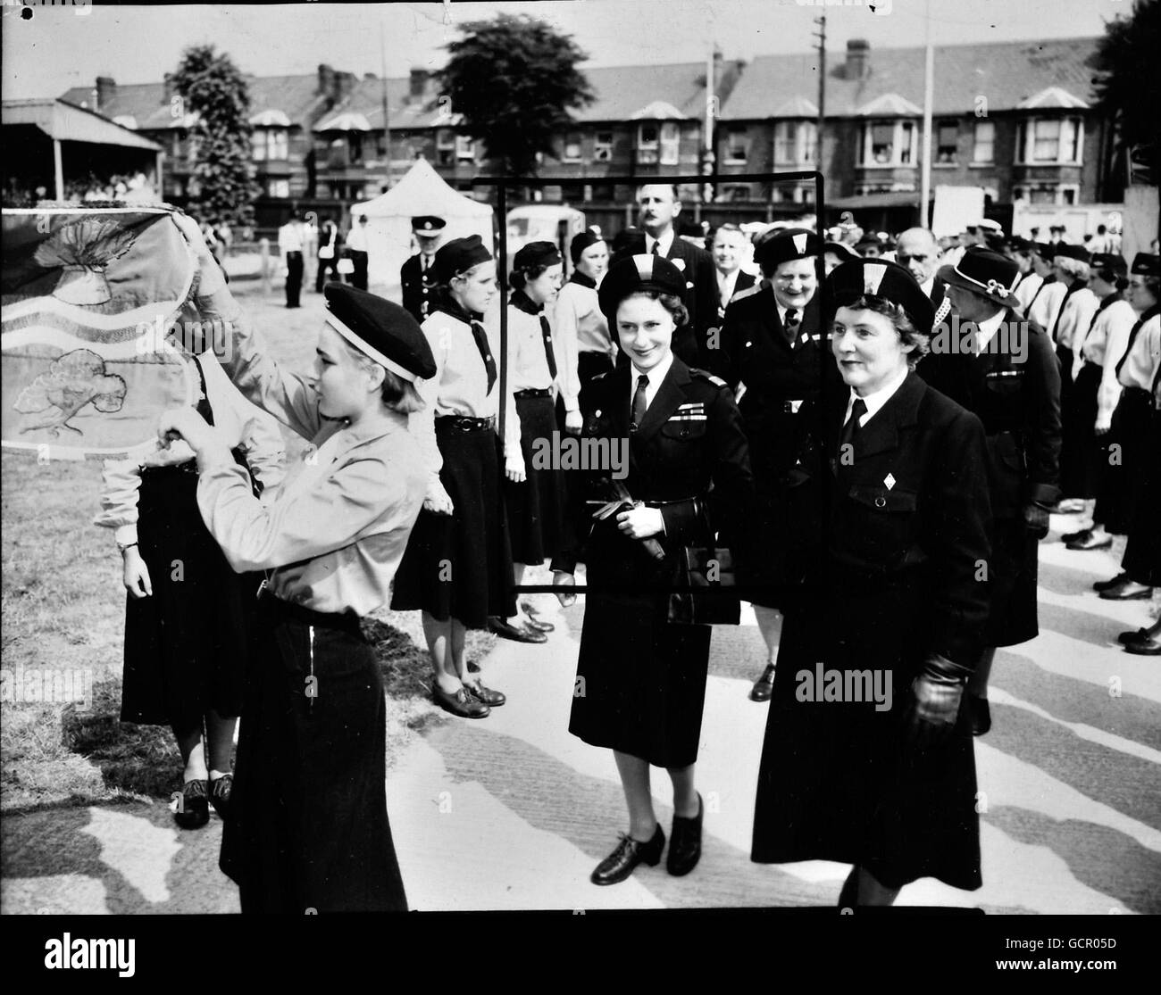 Prinzessin Margaret, die ihre Uniform als Chief Ranger des britischen Commonweal und Empire trägt, verlässt den Kingsholm-Fußballplatz in Gloucester, nachdem sie an einer Kundgebung von Gloucestershire Girl Guides teilgenommen hat. Juli 1955 Stockfoto