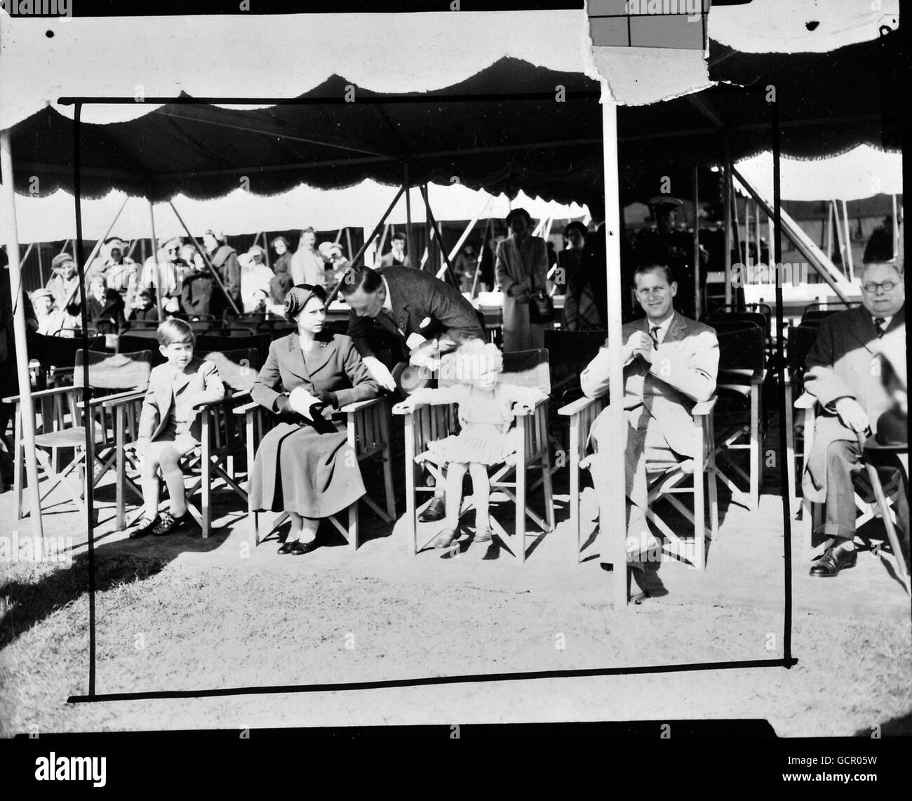 Am 14. Mai 1955 gab es eine Familienfeier, eine königliche Familienfeier bei der Royal Windsor Horse Show im Home Park, Windsor, die Königin, der Herzog von Edinburgh, der Herzog von Cornwall und Prinzessin Anne sahen sich eines der Ereignisse dieses Morgens an. Stockfoto