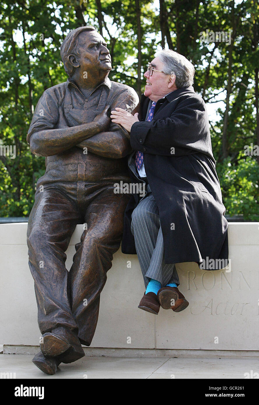 Ronnie Corbett mit einer Statue mit seiner langjährigen Comedy-Partnerin Ronnie Barker, nachdem sie im Waterside Theatre, Aylesbury, enthüllt wurde. Stockfoto